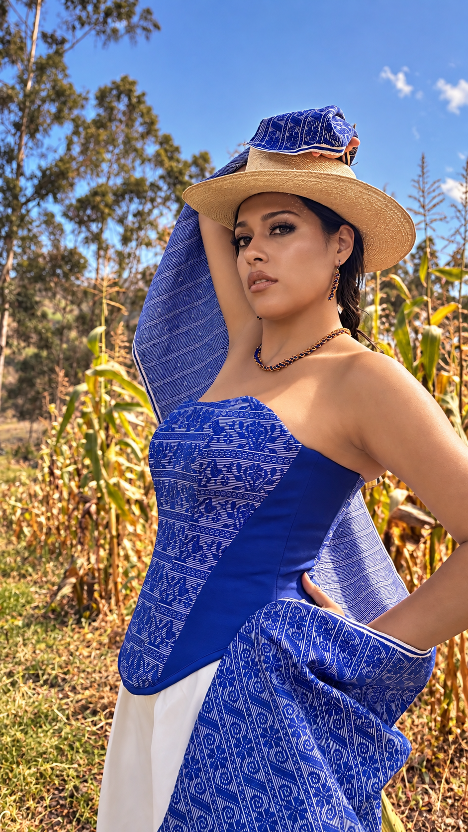 Marleny con el tejido de La Maspampa, San Miguel de Cajamarca